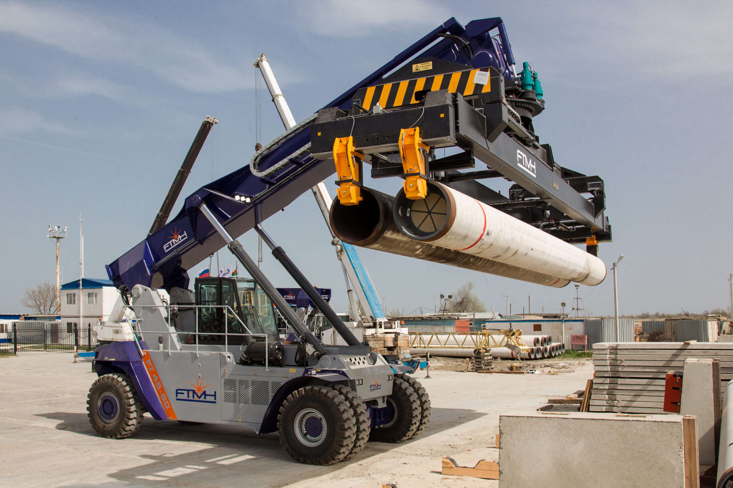 Maßgeschneiderte Lösung: Zwei FTMH Reach-Stacker mit Anbaugeräten für den Rohrumschlag