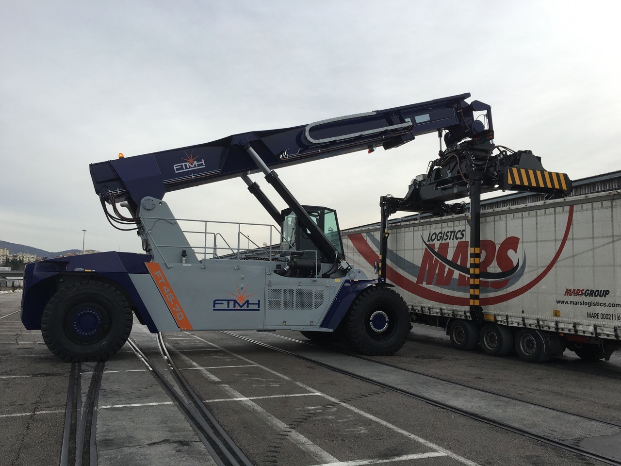 Ричстакеры с оборудованием Piggyback: техника, которая обрабатывает не только контейнеры