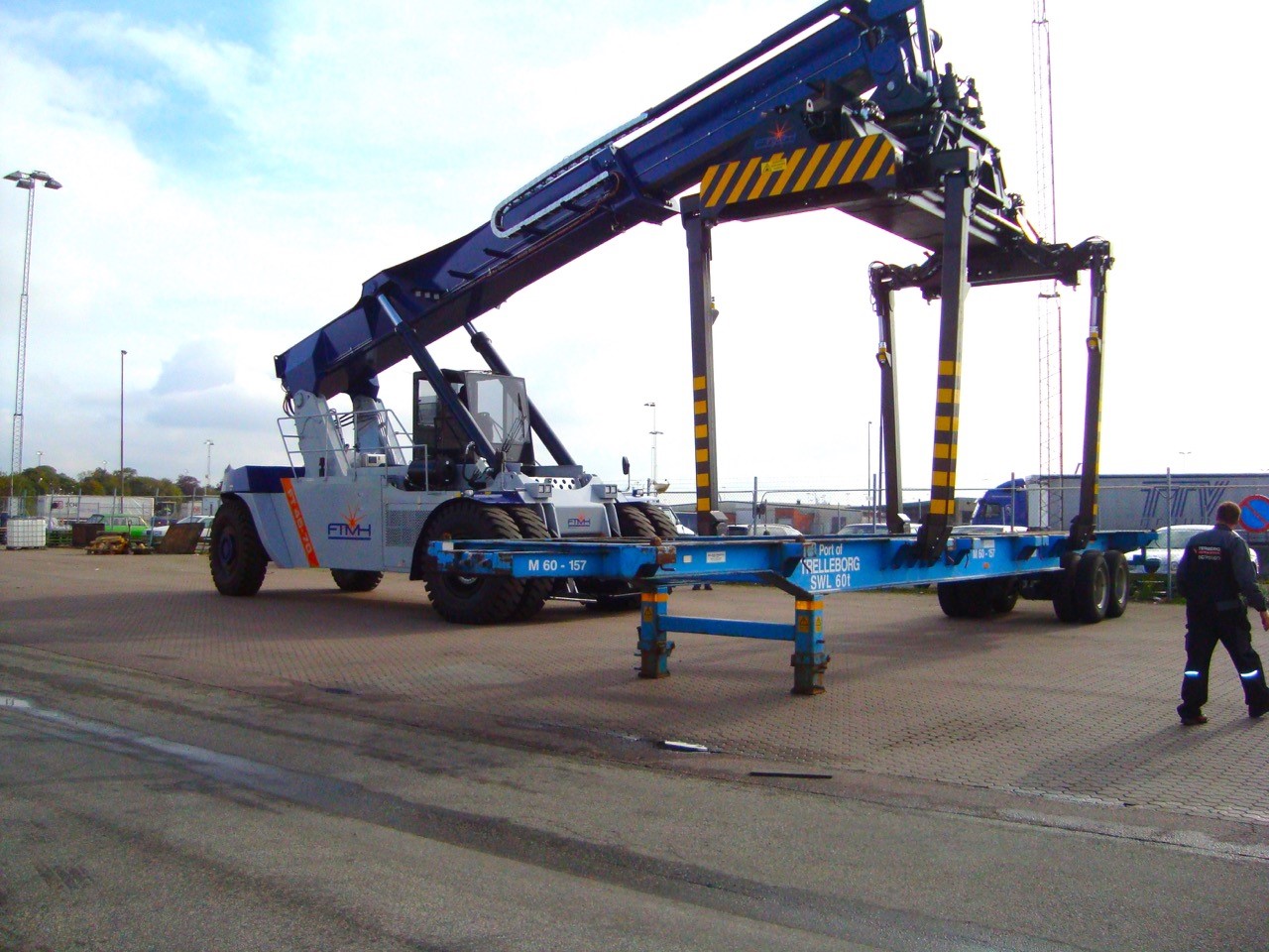 Reach-Stacker FTMH FT45-70PB mit Piggy-Back