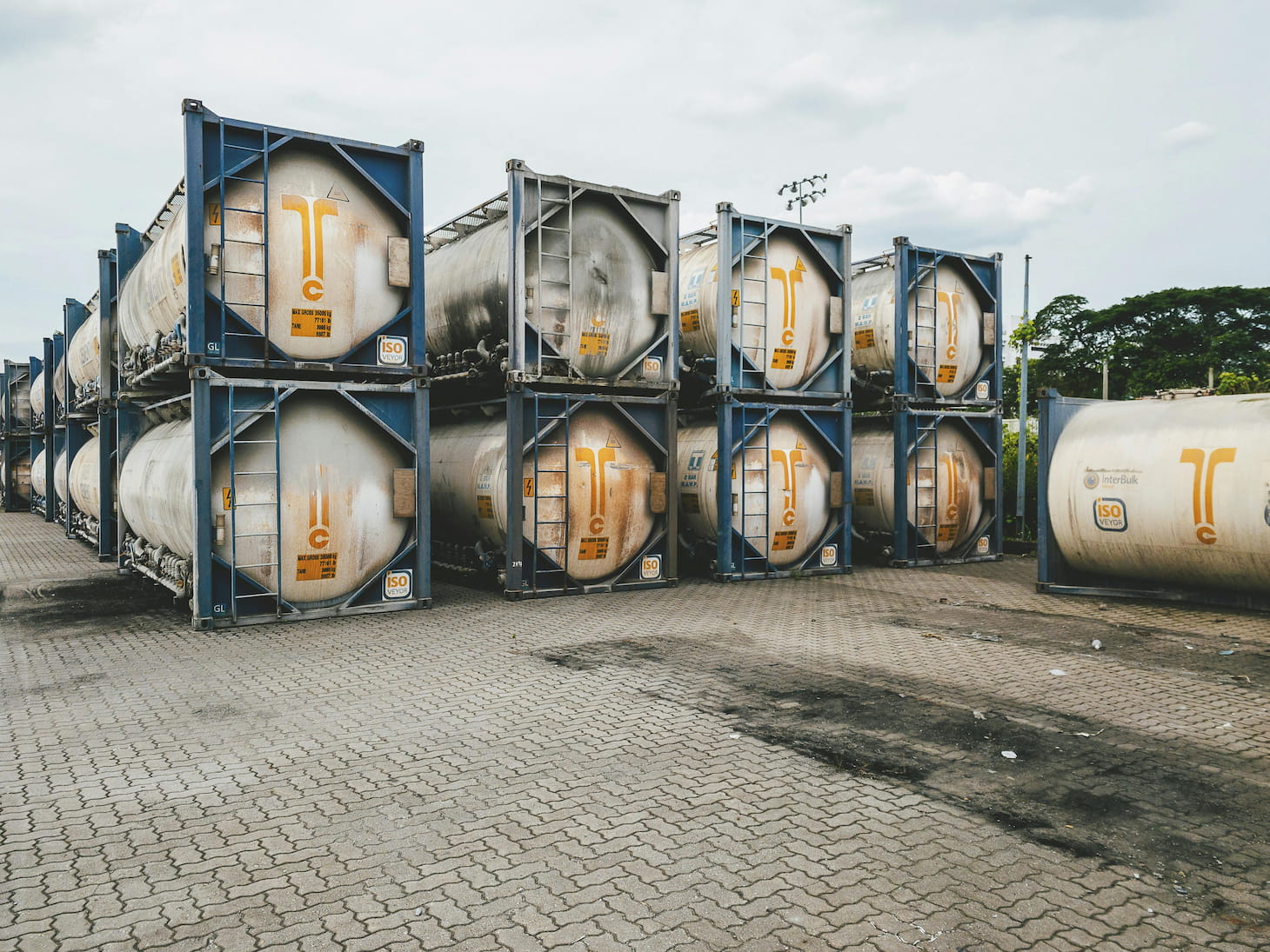 Concrete slabs and asphalt in high load areas: Comparison