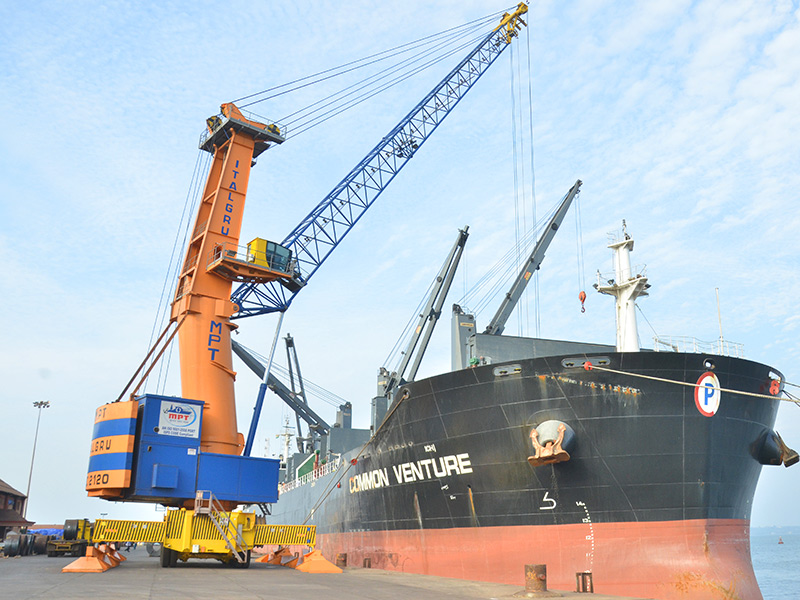 Mobile harbor cranes