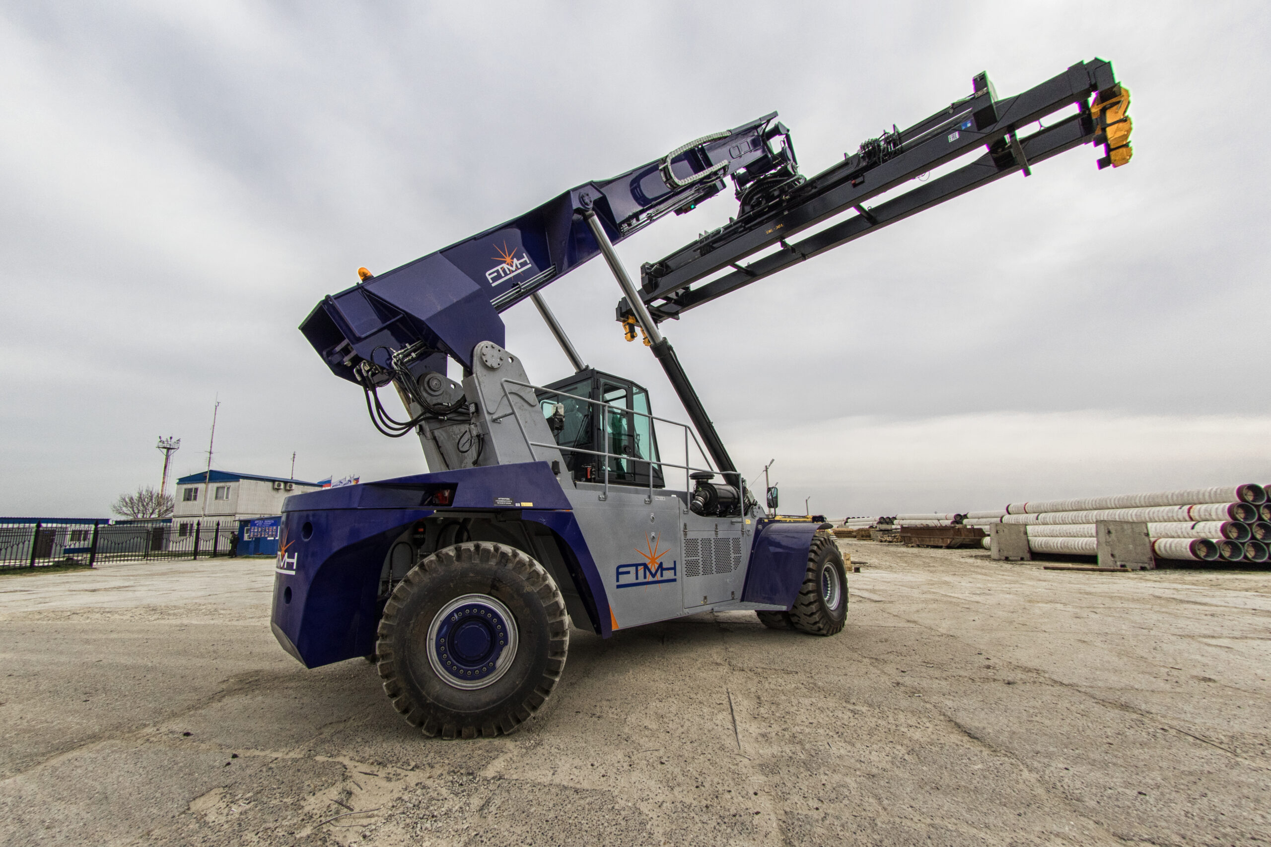 Reach stacker for laden containers