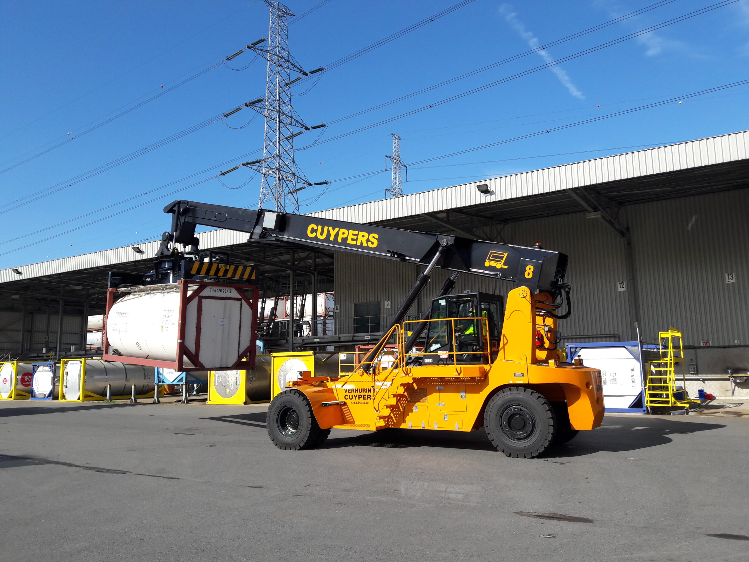 Reach stacker for empty containers