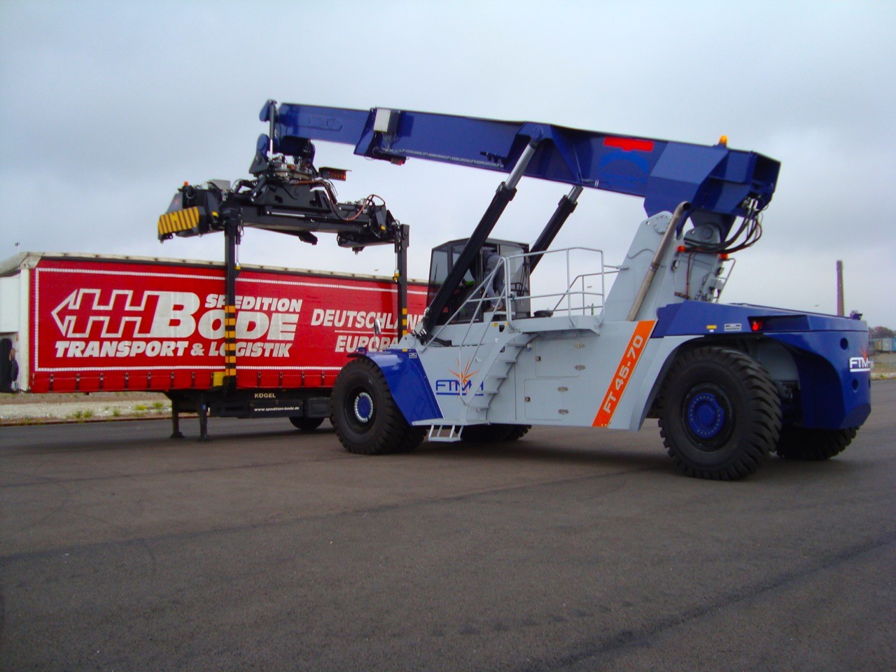 Reach stacker FTMH FT45-70PB with piggy back