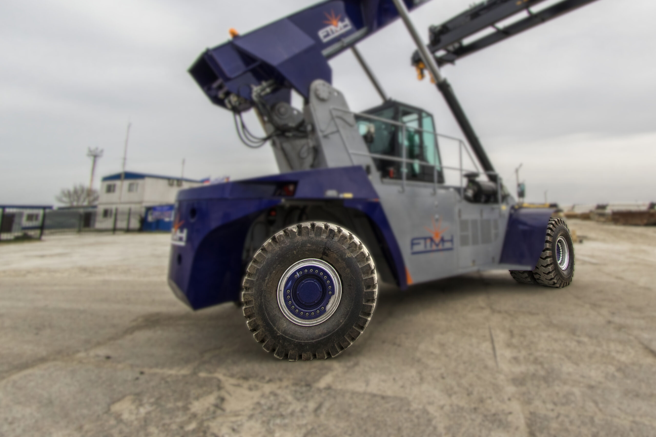 The right tyres for forklift trucks: radial and cross-ply tyres, as well as innovative slick